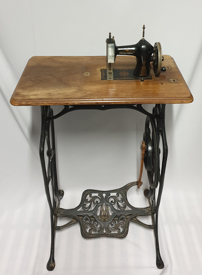 Registro de salida: «Máquina de coser de juguete con pedal» - Museos de  Tenerife - Museo de Historia y Antropología de Tenerife